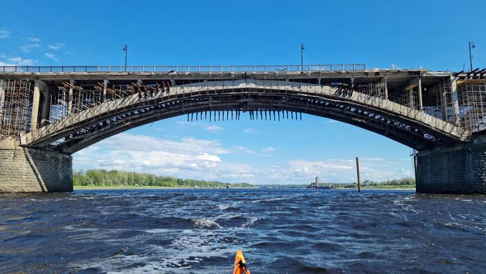 Проплываю под ремонтируемым мостом. По-моему, готовый арт-объект!