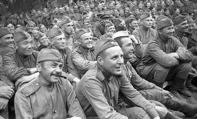 Красноармейцы с интересом смотрят выступление артистов