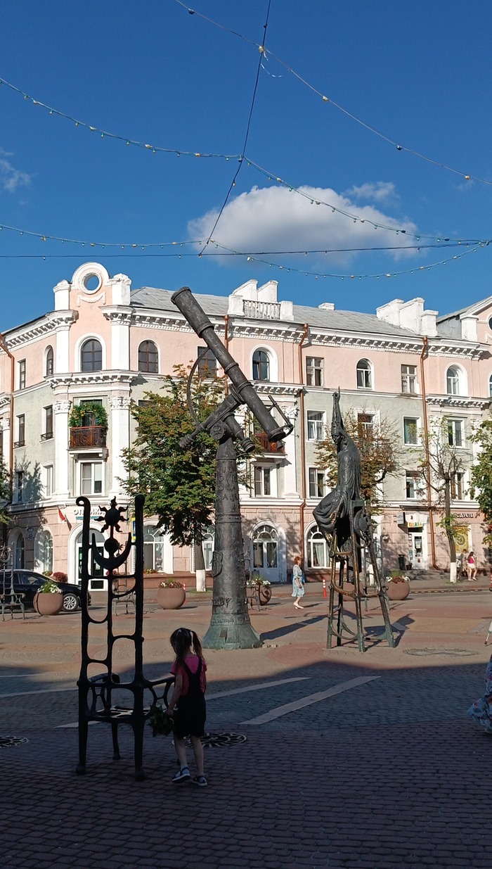 Памятник Звездочету. Скульптурная композиция представляет одни из самых больших и самых оригинальных солнечных часов, где указателем выступает телескоп, а расположены вокруг 12 стульев символизируют не только свой знак зодиака, но и часы.