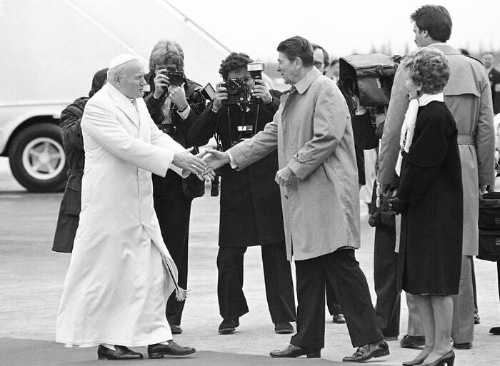 Президент Рональд Рейган встречает папу римского Иоанна Павла II, прибывшего в Фэрбанкс. Аляска, США, 2 мая 1984 года. Фото Scott Stewart / AP