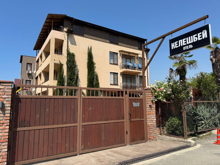 Наш отель в Гудауте. За комфорт приходится платить, и это значительная часть бюджета.