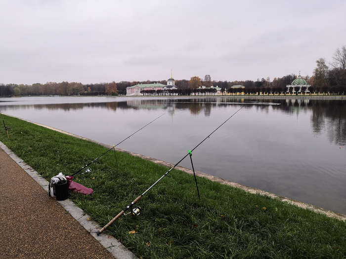 Проход на набережную пруда с противоположной стороны от главного дома свободный. До глубокой осени здесь рыбачат местные завсегдатаи.