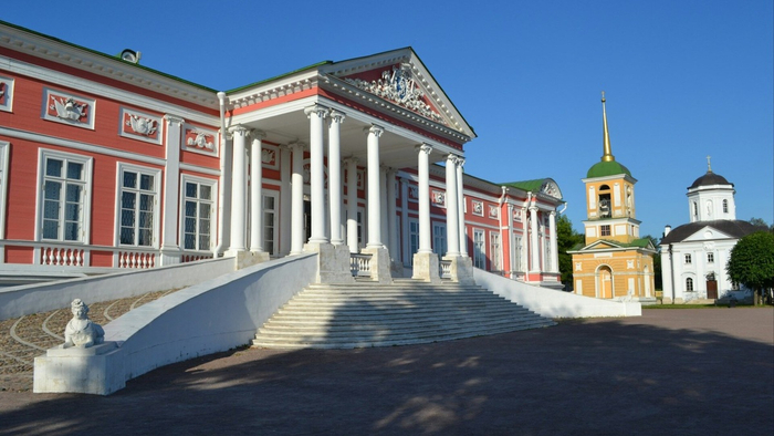 Большой дом кажется каменным, хотя на самом деле здание выполнено из дерева. Парадный вход с пандусами и полукруглой лестницей охраняют сфинксы.