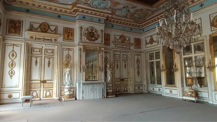 Изысканные интерьеры украшают живописные полотна русских и западноевропейских художников.