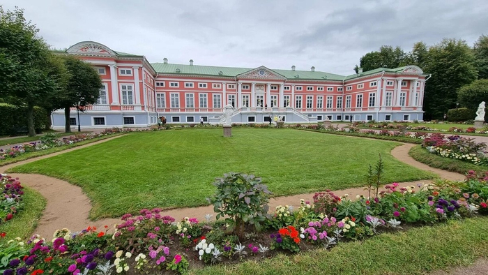 Погулять по парку приятно в любое время года, интерьеры главного дома и павильонов вызывают восхищение изяществом и красотой оформления.