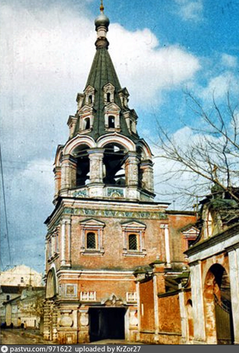 Фотография Л. Еллинской и А. Павлова, 1986 г. Видны внизу колокольни прорубленные ворота для пешеходов... и в целом состояние церкви до реставрации.