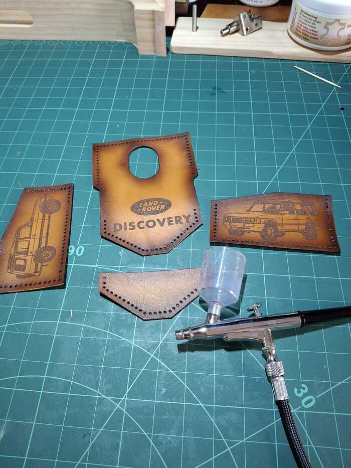 Задул всю поверхность цвет коньяк и затемнил по краю.