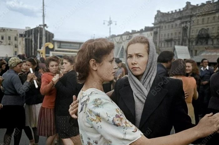 Жизнь Советской Москвы в 40-е годы. 20 раскрашенных фотографий 20 век, Старое фото, Историческое фото, История города, Москва, 40-е, СССР, Колоризация, Длиннопост