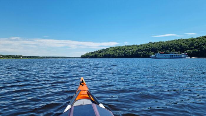 Водный трафик Ярославля: приходится быть начеку.