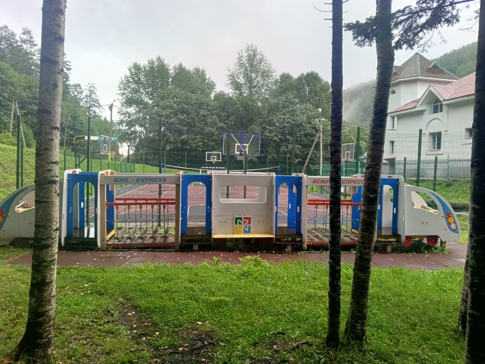 Пока родители играют на стадионе - дети могут отправиться в путешествие🚆