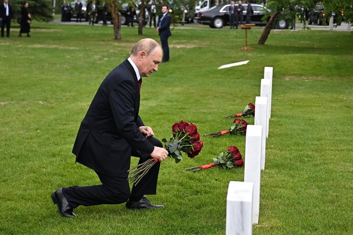 Путин на участке "Союзники в годы Второй мировой войны" на национальном военном кладбище Форт-Ричардсон, расположенном неподалеку от военной базы где проходили переговоры, возлагает по букету алых роз на 9 могил советских летчиков