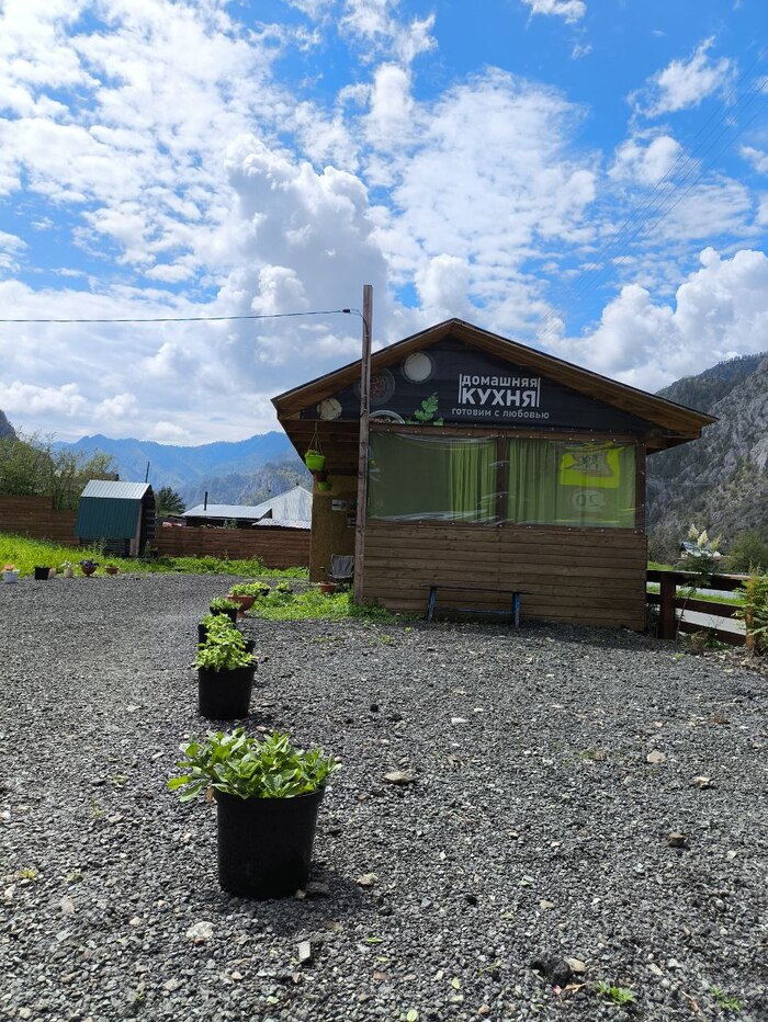 Пирожки с картошкой, капустой - по 100 рублей. Горячее - от 300.