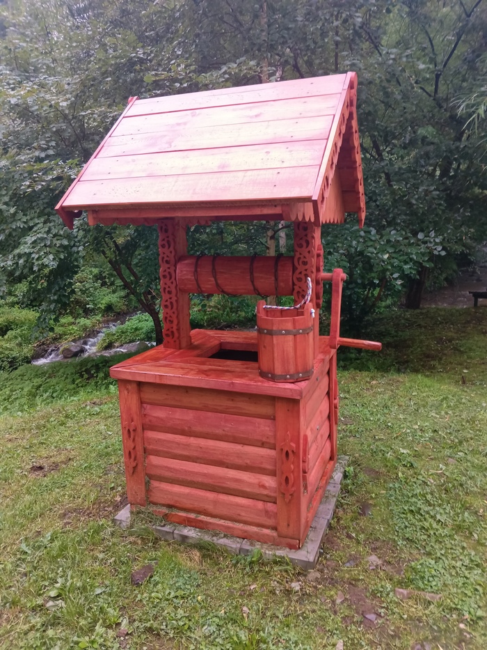 Декоративный колодец на берегу Чопэ.