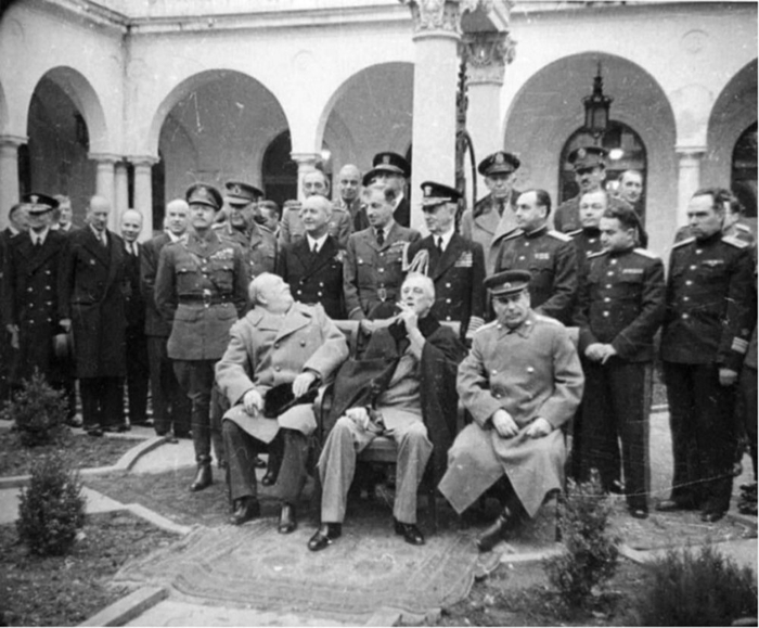 Черчилль, Рузвельт и Сталин позируют для фотосессии в итальянском дворике Ливадийского дворца, февраль 1945 года (Ялтинская конференция)