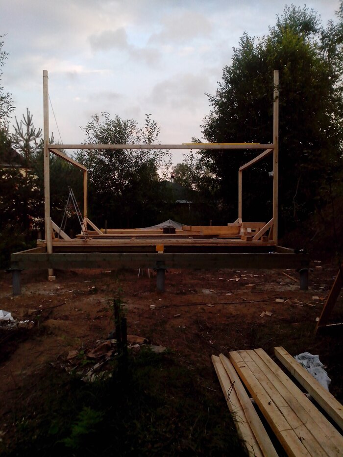 А потом ещё одну, и ещё две. А вот на этом фото даже уровень вон жёлтый наверху видать, оно ещё и в горизонте получилось😎