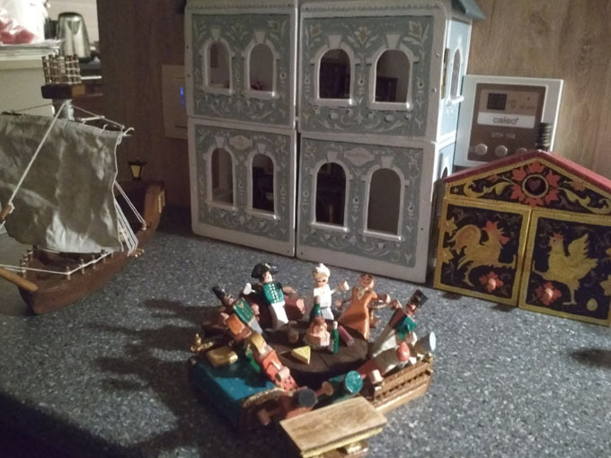 Иногда у домика можно застать необычные сцены. Здесь, видимо, чаепитие на природе в самом разгаре.