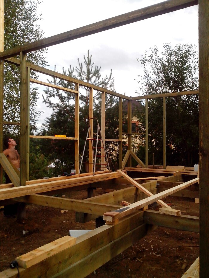 Ну ладно, пару стоек потом под окно добавили, но тоже на уголках и чёрных саморезах. И никаких, заметьте, никаких нафиг сдвоенных стоек.