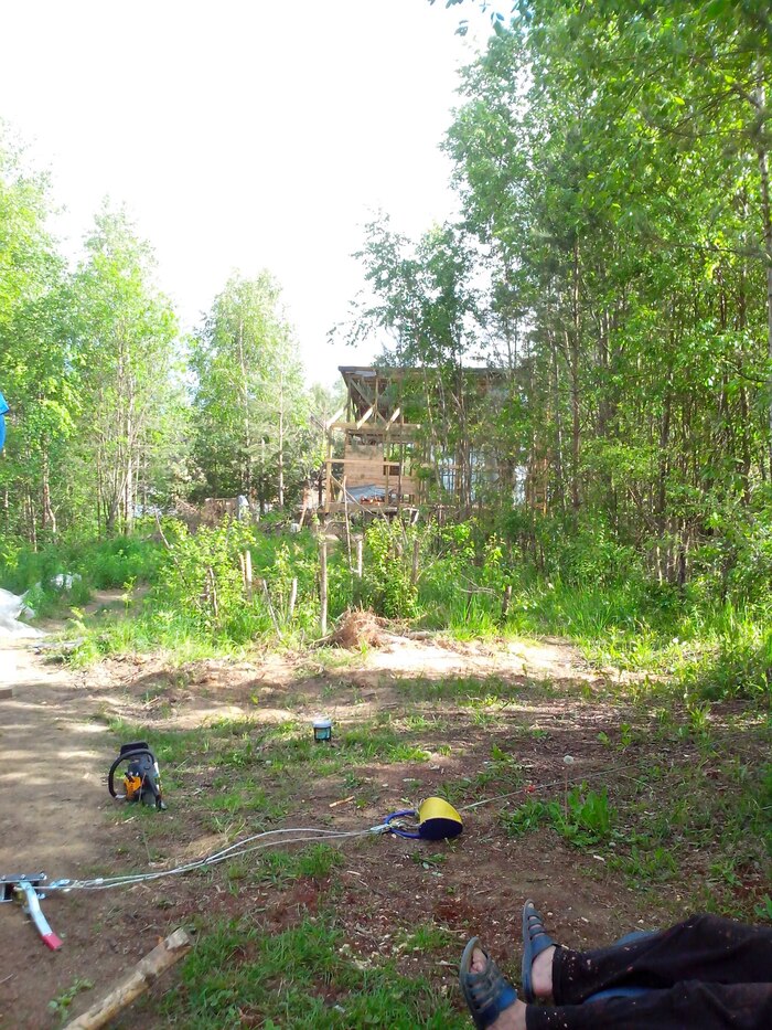 Потихоньку, понемножку, ручной лебедкой дергали.