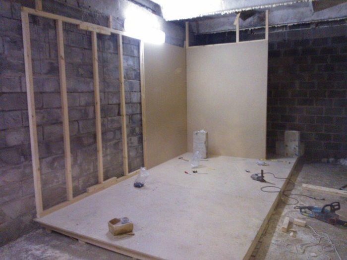 За подиумом небольшая раздевалка