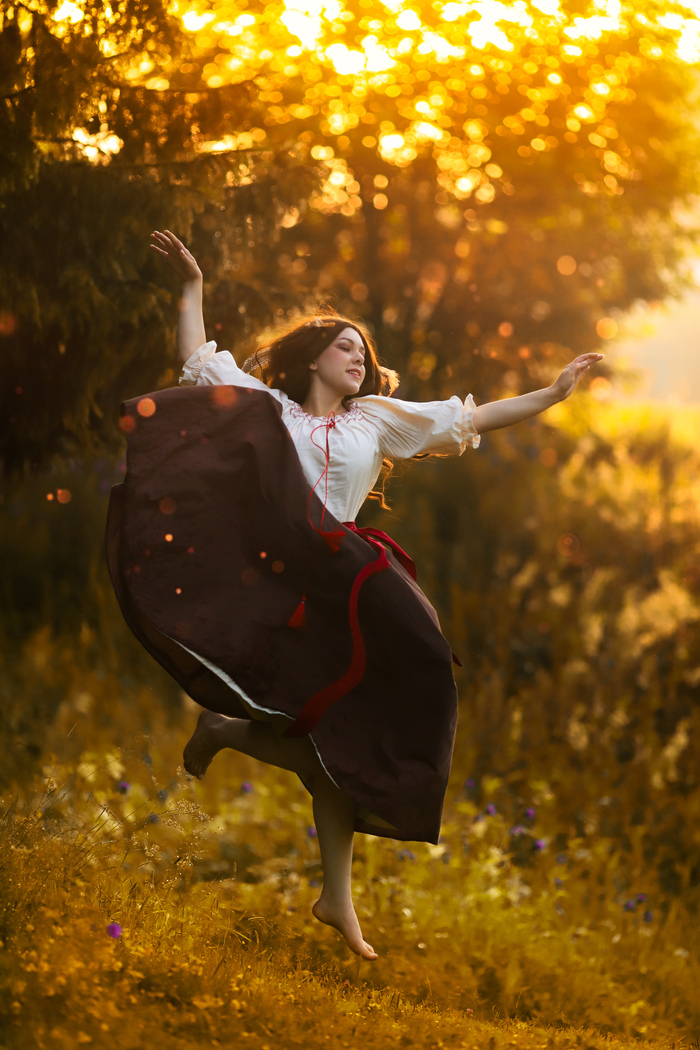 "Она плясала, как пляшет пламя костра. Извивалась, вспыхивала, взрывалась искрами"