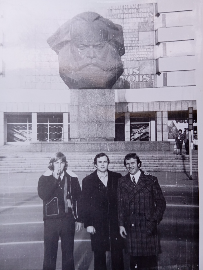 Мой отец (крайний справа) в Германии (фото из личного архива).