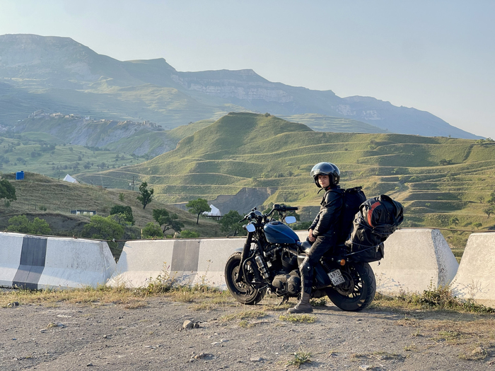 Естественно, сфоткались где-то на дороге. Горы просто космические.