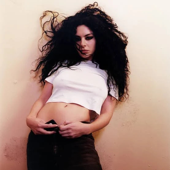 Шарлотта Эмма Эйчисон, — британская певица и автор песен, выступающая под сценическим именем Charli XCX.