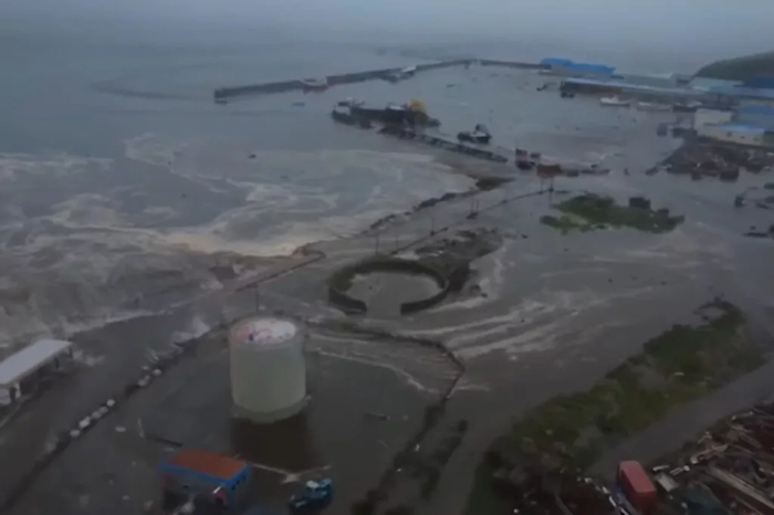   -. : Guardian News/ Youtube