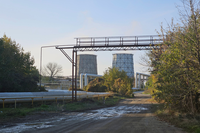 Дорога к восточному входу на завод. Видны две градирни местной ТЭЦ.