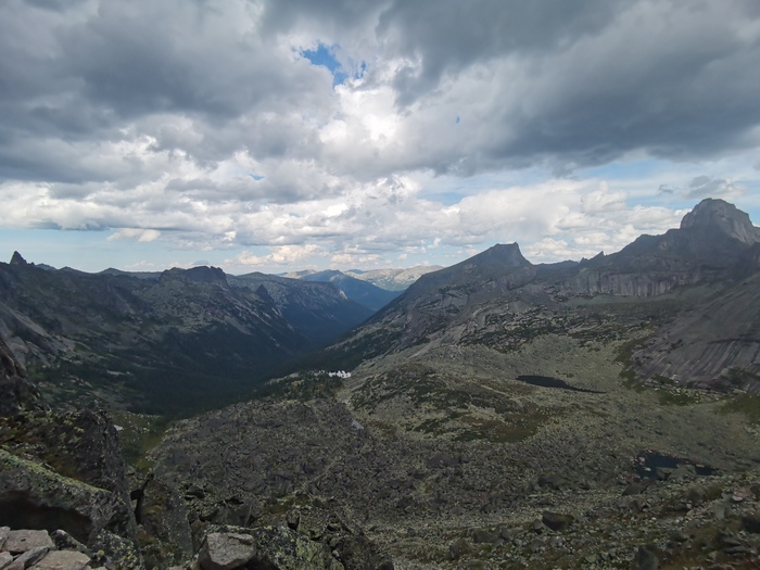 Озеро Художников в центре фото, отражает свет. Гармония немного ниже. "Сад камней" у подножия, даже не разобрать.