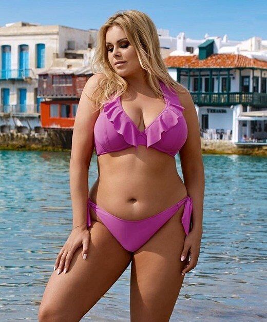 Автобуста бойжеткен жігіттің жыныс мүшесін сипады Жалаңаш балапан камера алдында үлкен резеңке сиқырмен ойнайды.