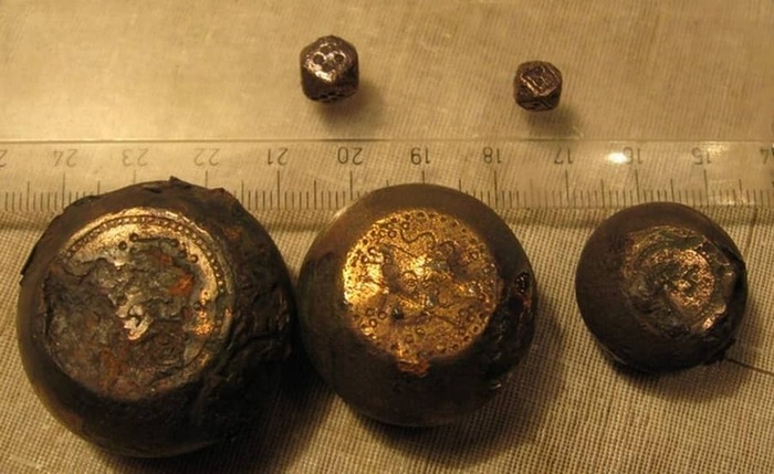 Странные весовые гирьки иногда находят российские любители приборного поиска. Археологи пока не смогли расшифровать надписи.