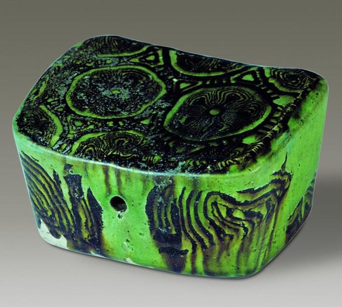 Керамическая подушка с зелёной глазурью. Янчжоу, Китай, династия Тан, 618–907 гг. Музей Янчжоу, Китай.