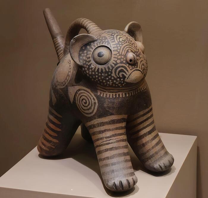 Бутылка в форме стоящей кошки, культура Галлинасо, Северное Перу, 200 г. до н.э. – 600 г. н.э. Американский музей естественной истории.