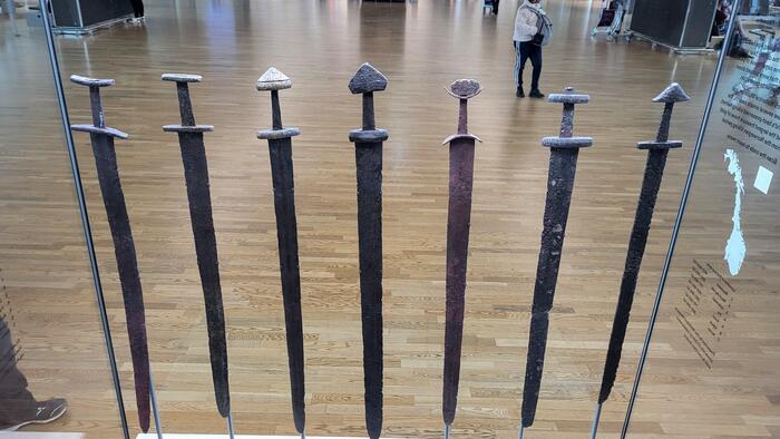 Семь мечей викингов, в настоящее время выставлены в аэропорту Осло.