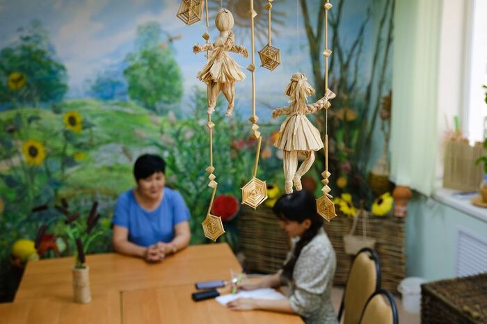 Занятия в студии чаканоплетения в Доме Ремёсел Астраханского областного научно-методического центра народной культуры. Фото с сайта <!--noindex--><a href="https://pikabu.ru/story/chakan_13125151?u=http%3A%2F%2Fastrakult.ru&t=astrakult.ru&h=aabfbad455aec3a58917df51df3d1e729a0ef6d2" title="http://astrakult.ru" target="_blank" rel="nofollow noopener">astrakult.ru</a><!--/noindex-->.