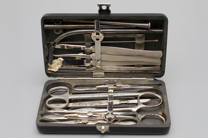 Дорожный набор хирургических инструментов, XIX век.