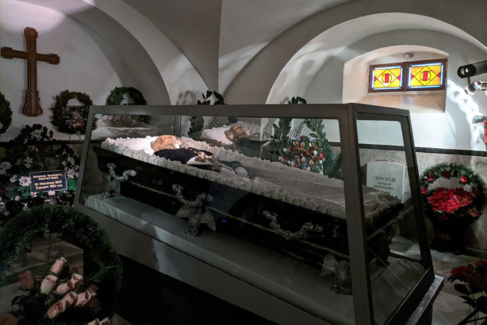 Забальзамированное тело Н. И. Пирогова в саркофаге.