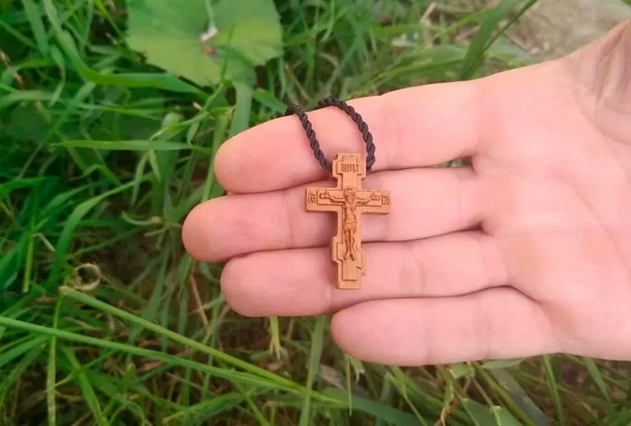 По мнению Церкви, найти крестик — это хорошо. Его нужно отнести в храм и освятить или оставить себе.