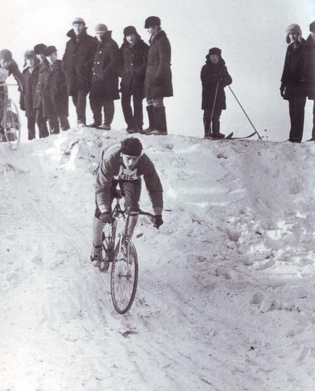Шоссейник на пересеченке -- не новость. Внимание на модный "dirt drop bar", который в те времена делали, засыпая внутрь руля раскаленный песок. Ничто не ново под Луной!