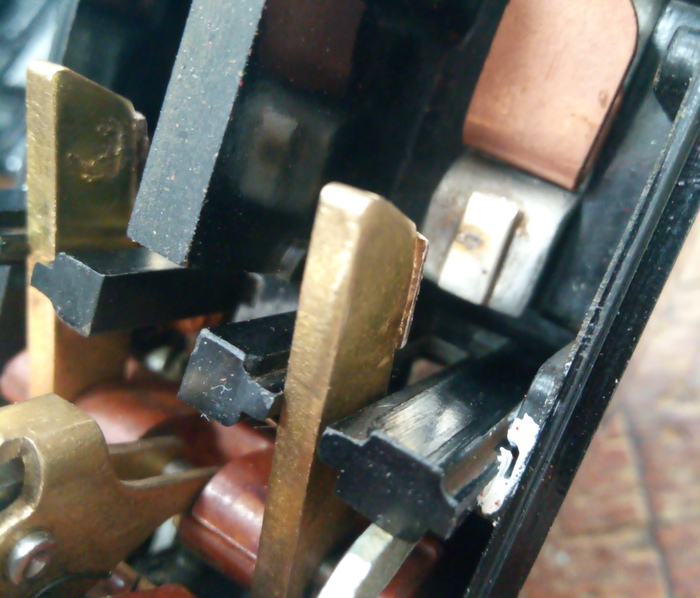 Устройство подвижных контактов.