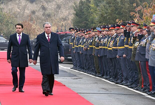 Эмомали с сыном Рустамом на торжественном мероприятии по случаю Дня таджикской полиции, 2021 годФото: пресс-служба Президента Таджикистана / Flickr