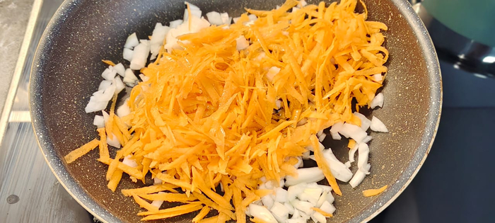 Натираю на терке морковь, нарезаю лук, добавляю масло. Делаю поджарку.