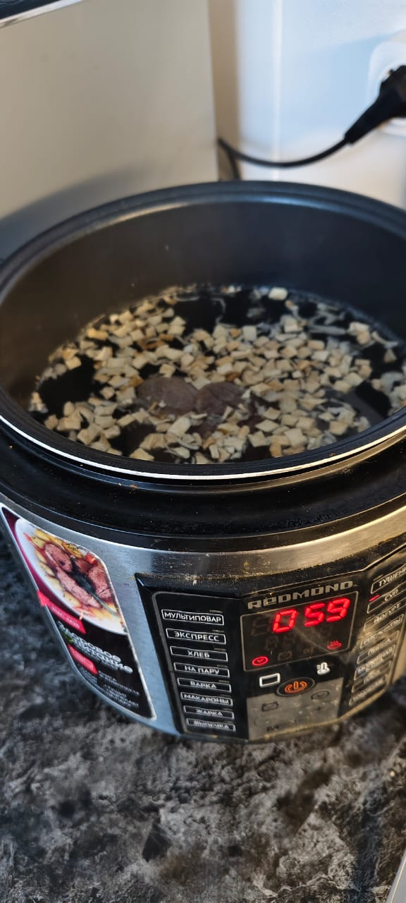 Как только пена перестанет выходить добавляю коренья.