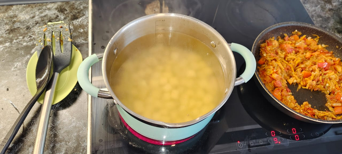 Закидываю в бульон картофель нарезанный кубиком