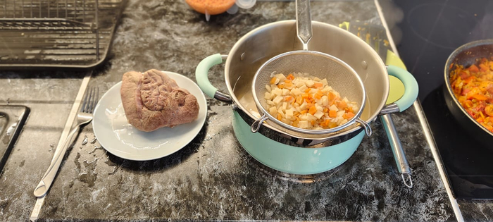 Мясо вынимаю. Бульон процеживаю через сито в кастрюлю.