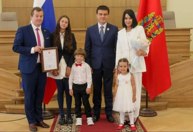 Пойманный за пьяное вождение с детьми в салоне депутат победил в конкурсе «Семья года» среди 40 тысяч семей Политика, Преступление, Семья, Единая Россия, Депутаты, Волна постов