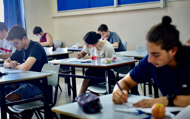 Иллюстрация: ученики средней школы «Кешет» сдают экзамен на аттестат зрелости по математике в Тель-Авиве 2024 г.(Авшалом /Flash90)