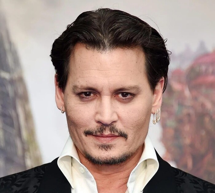 Симметрия приемлемая, пропорции нормальные, нос средний. Высокий лоб нарушает равные трети лица, кожа неидеальна, есть морщины. Усредненные черты без ярких отклонений, но не выделяются как идеал.