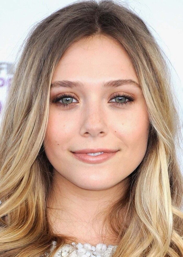 Высокая симметрия, идеальные расстояния (короткая носогубная борозда, овальная челюсть), гладкая кожа. Минус за слегка широкие щеки, но близко к усредненному идеалу.